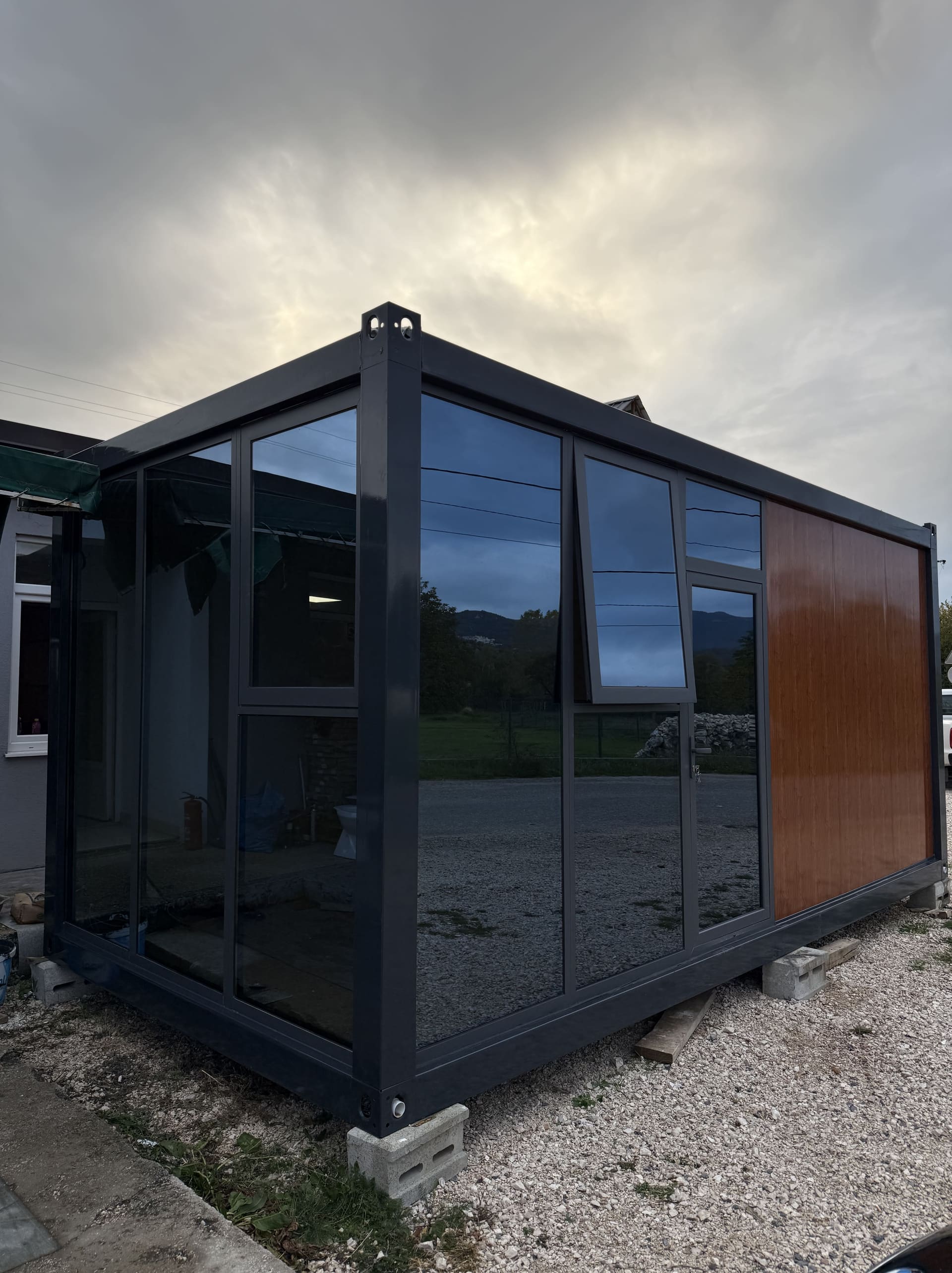 Lux kontejner- Wood – modularni kontejner 6 × 3 × 2.8 m, fotografija 1